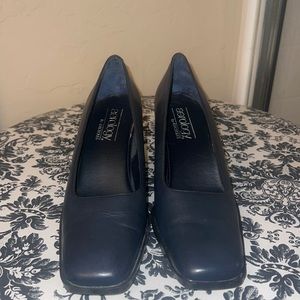 Aerology NAVY heels size 7. Shoes come in box!